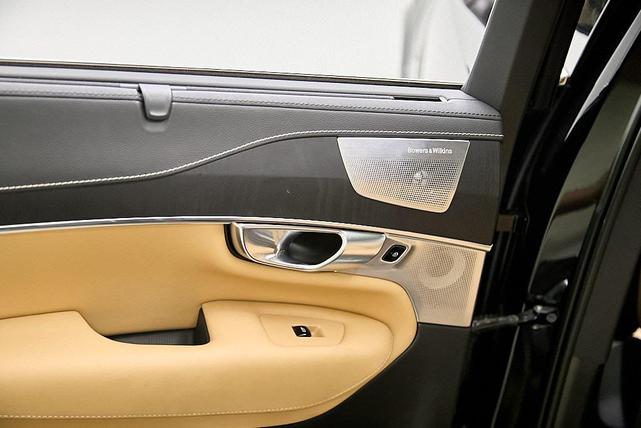 Photo of 2022 Onyx Black Metallic Volvo XC90 Recharge Plug-In Hybrid