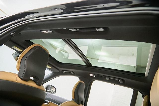 Photo of 2022 Onyx Black Metallic Volvo XC90 Recharge Plug-In Hybrid