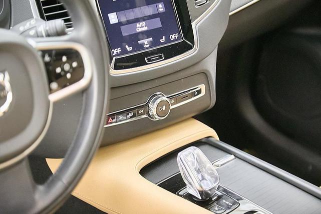 Photo of 2022 Onyx Black Metallic Volvo XC90 Recharge Plug-In Hybrid
