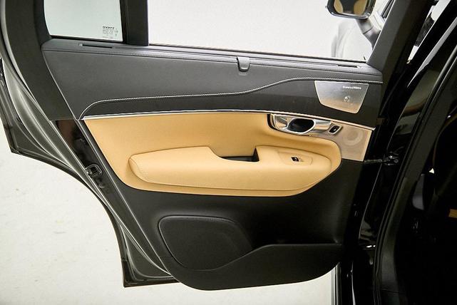 Photo of 2022 Onyx Black Metallic Volvo XC90 Recharge Plug-In Hybrid