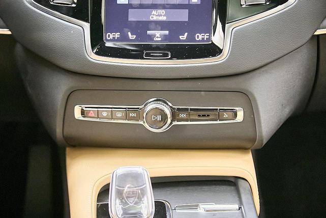 Photo of 2022 Onyx Black Metallic Volvo XC90 Recharge Plug-In Hybrid