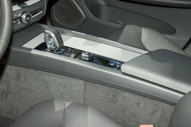 Photo of 2025 Vapour Grey Metallic Volvo XC60