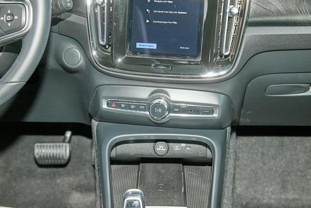 Photo of 2023 Bright Dusk Volvo XC40 Recharge Pure Electric