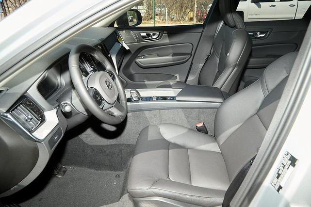 Photo of 2025 Silver Dawn Metallic Volvo XC60