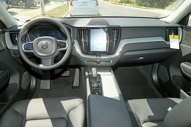 Photo of 2025 Silver Dawn Metallic Volvo XC60