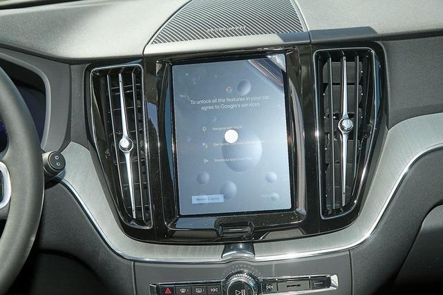 Photo of 2025 Silver Dawn Metallic Volvo XC60