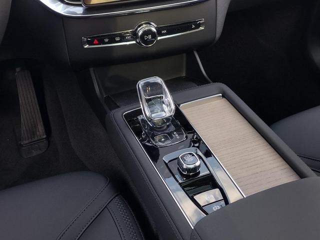 Photo of 2025 Onyx Black Metallic Volvo XC90