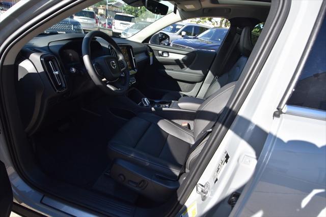 Photo of 2025 Vapour Grey Metallic Volvo XC40