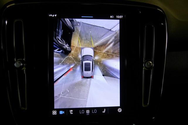 Photo of 2024 Crystal White Metallic Volvo XC40