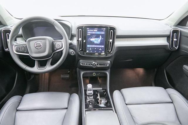 Photo of 2024 Crystal White Metallic Volvo XC40