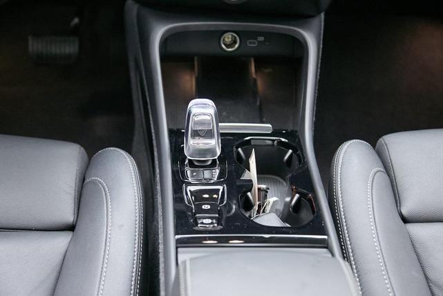Photo of 2024 Crystal White Metallic Volvo XC40