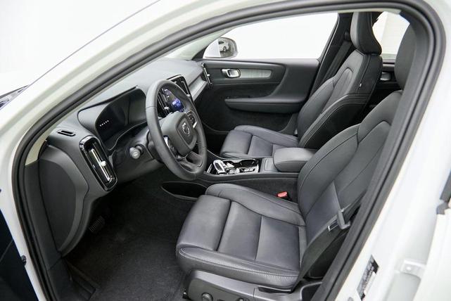 Photo of 2024 Crystal White Metallic Volvo XC40
