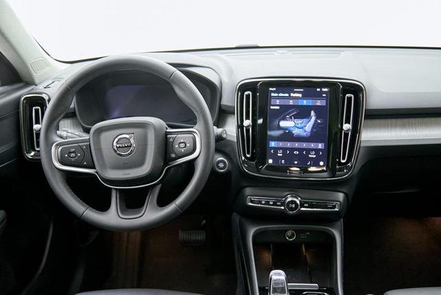 Photo of 2024 Crystal White Metallic Volvo XC40
