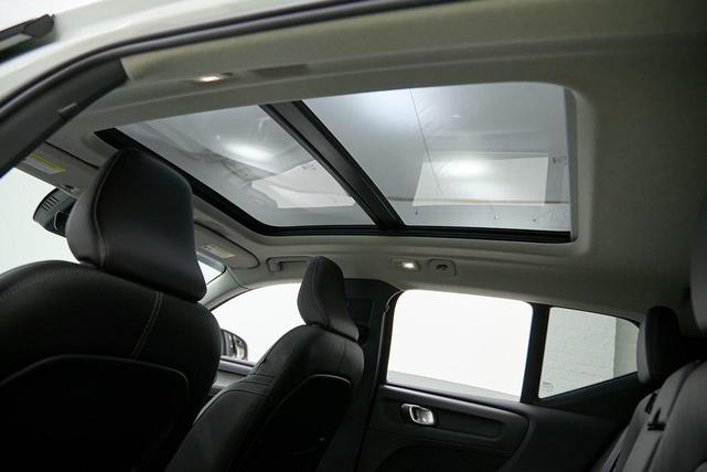 Photo of 2024 Crystal White Metallic Volvo XC40