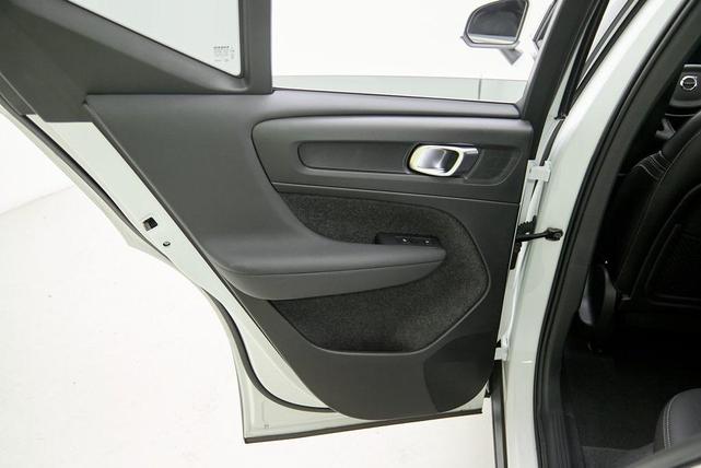 Photo of 2024 Crystal White Metallic Volvo XC40