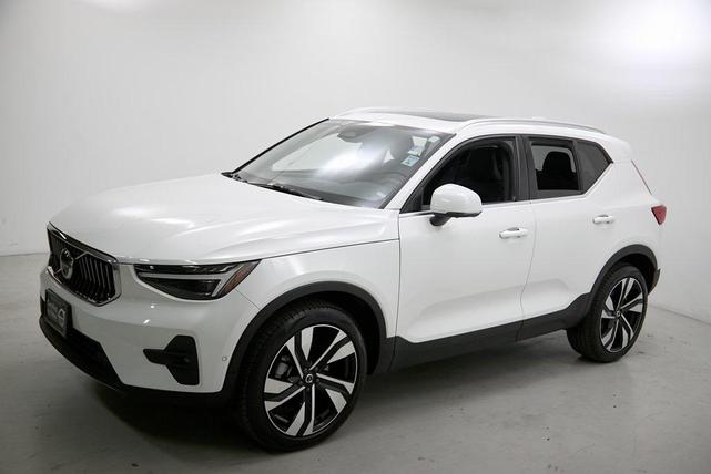 Photo of 2024 Crystal White Metallic Volvo XC40