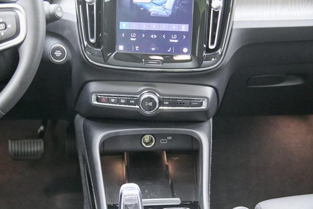 Photo of 2024 Crystal White Metallic Volvo XC40