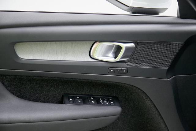 Photo of 2024 Crystal White Metallic Volvo XC40