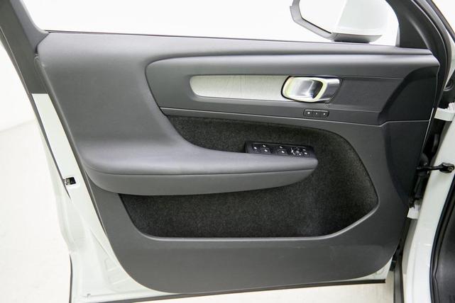 Photo of 2024 Crystal White Metallic Volvo XC40