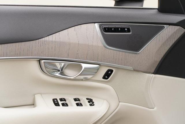 Photo of 2025 Vapour Grey Metallic Volvo XC90 Plug-In Hybrid