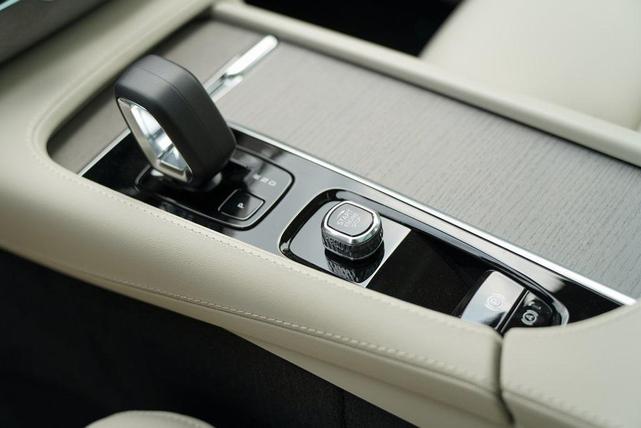 Photo of 2025 Vapour Grey Metallic Volvo XC90 Plug-In Hybrid
