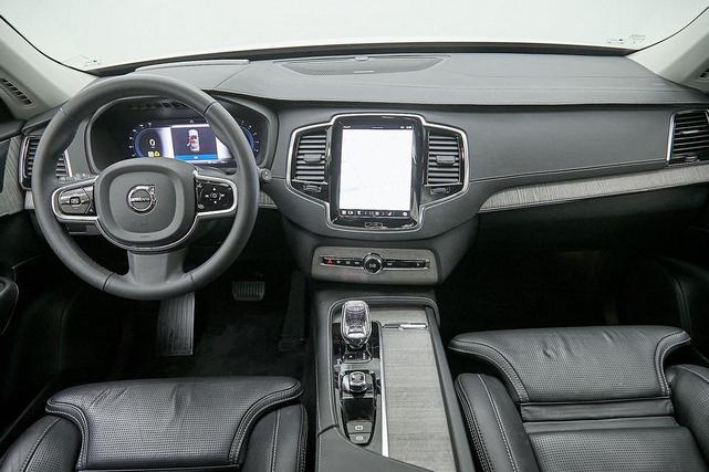 Photo of 2023 Crystal White Metallic Volvo XC90
