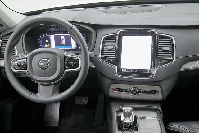 Photo of 2023 Crystal White Metallic Volvo XC90