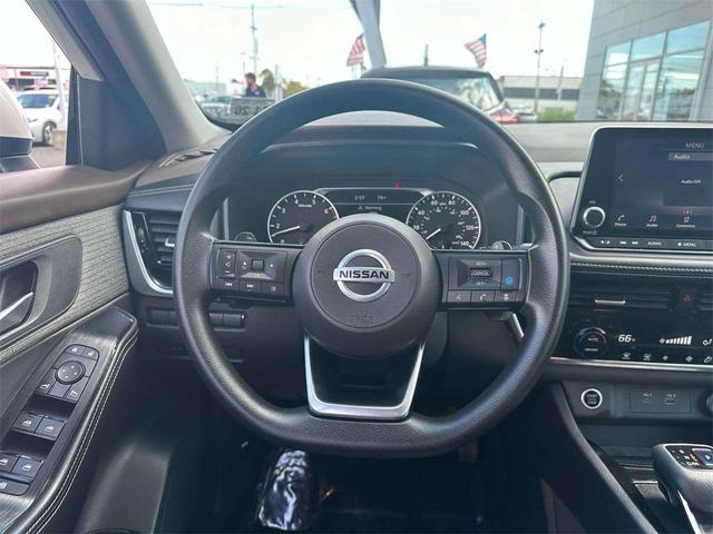 Photo of 2021 White Nissan Rogue