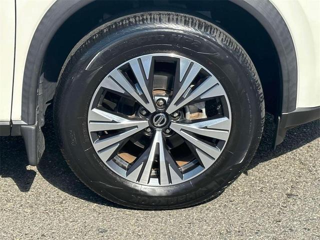 Photo of 2021 White Nissan Rogue
