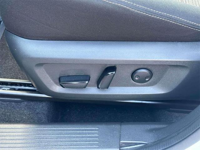 Photo of 2021 White Nissan Rogue