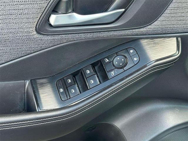 Photo of 2021 White Nissan Rogue