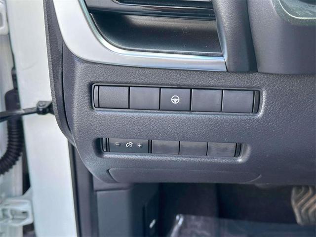 Photo of 2021 White Nissan Rogue