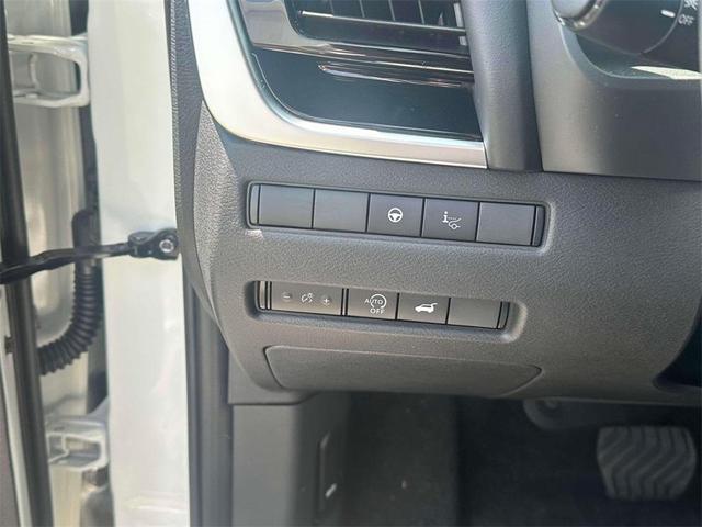 Photo of 2025 Everest White P Nissan Rogue