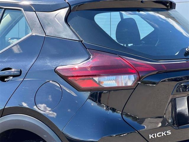 Photo of 2023 Super Black Nissan Kicks