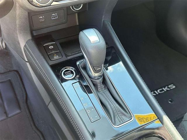 Photo of 2023 Super Black Nissan Kicks