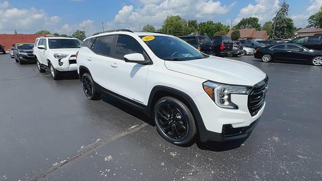 Photo of 2022 Summit White GMC Terrain