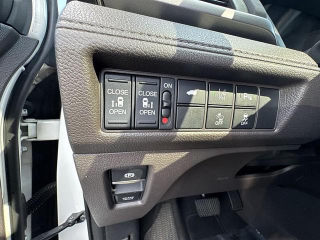 Photo of 2018 White Diamond Pearl Honda Odyssey