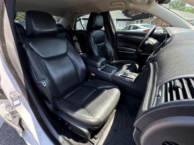 Photo of 2018 White Chrysler 300