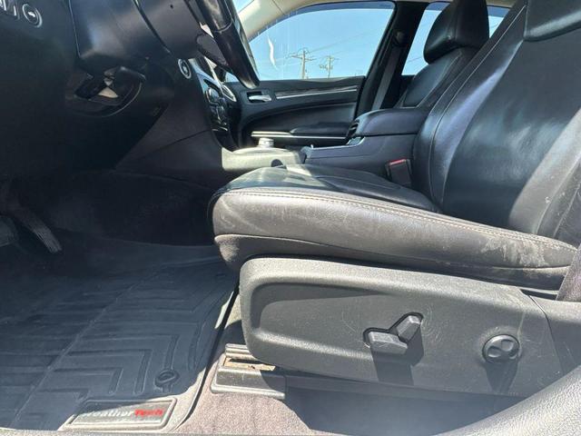 Photo of 2018 White Chrysler 300