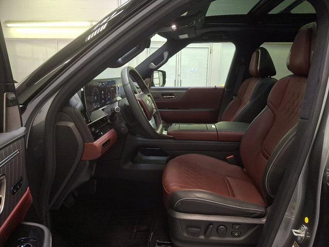 Photo of 2025 Dynamic Metal/Black Obsidian INFINITI QX80