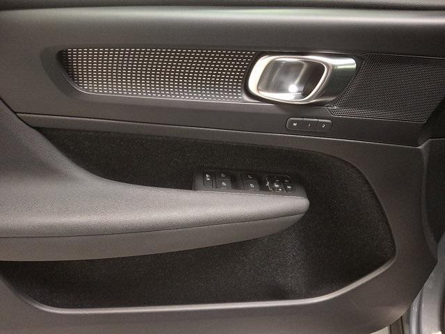 Photo of 2021 Thunder Gray Metallic Volvo XC40