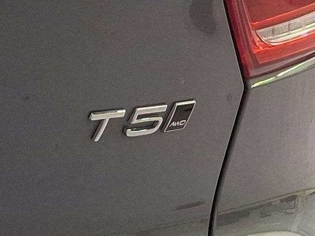 Photo of 2021 Thunder Gray Metallic Volvo XC40