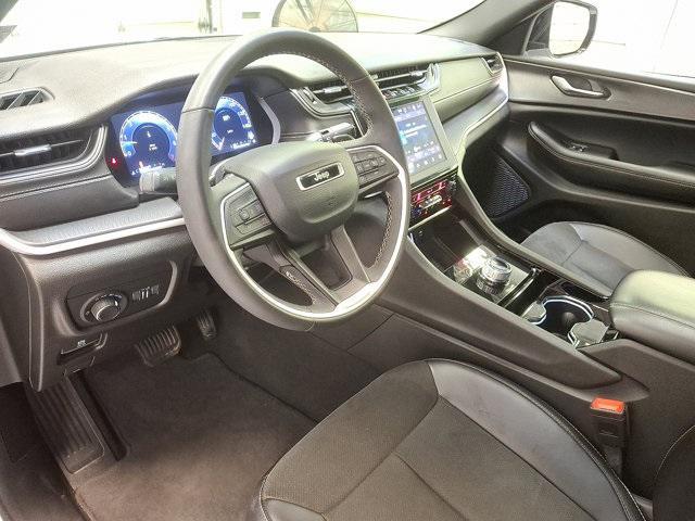 Photo of 2023 Bright White Clearcoat Jeep Grand Cherokee