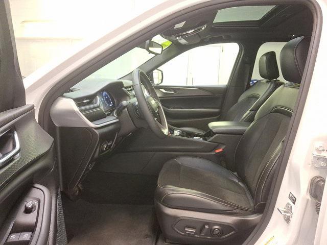 Photo of 2023 Bright White Clearcoat Jeep Grand Cherokee