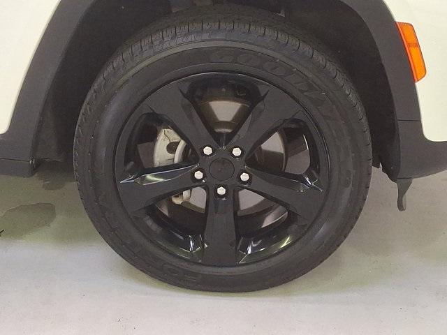Photo of 2023 Bright White Clearcoat Jeep Grand Cherokee