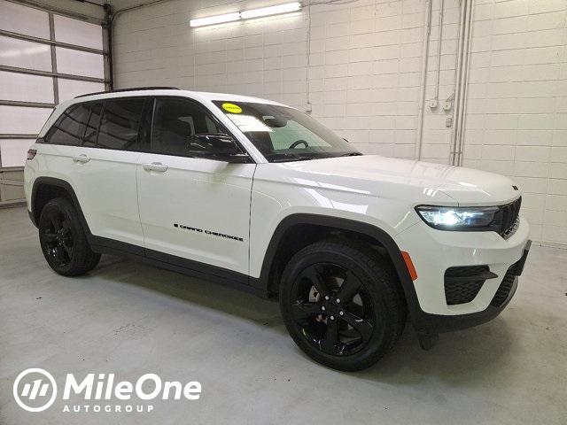 Photo of 2023 Bright White Clearcoat Jeep Grand Cherokee