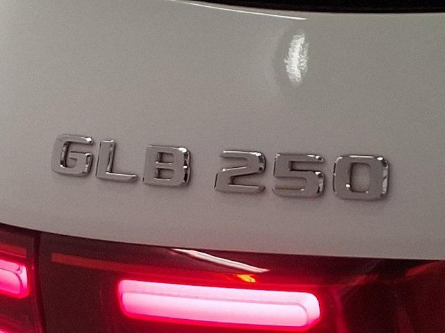 Photo of 2025 Polar White Mercedes-Benz GLB 250