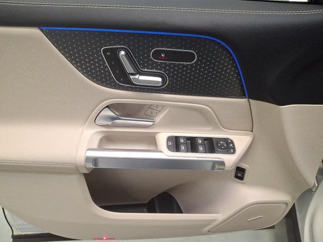 Photo of 2025 Polar White Mercedes-Benz GLB 250