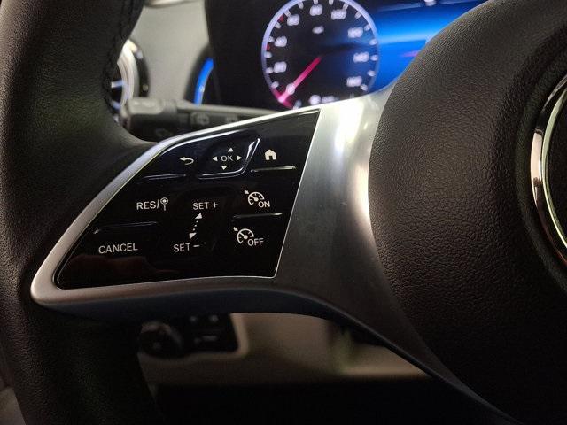 Photo of 2025 Polar White Mercedes-Benz GLB 250