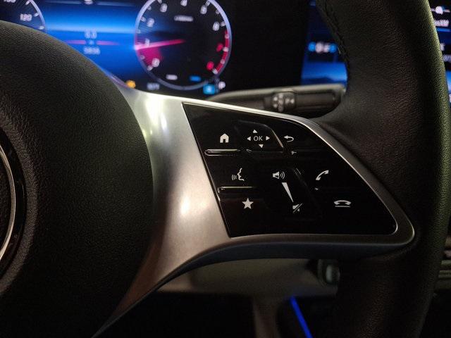 Photo of 2025 Polar White Mercedes-Benz GLB 250